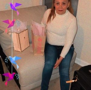 Meet your Posher, Elia